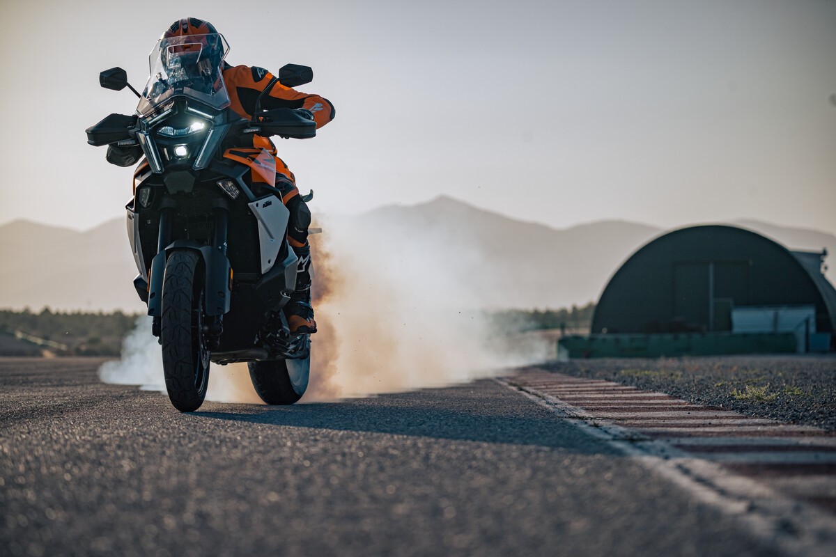 Presentamos la KTM 1390 Super Adventure S EVO 2025: Un paso más allá de la locura